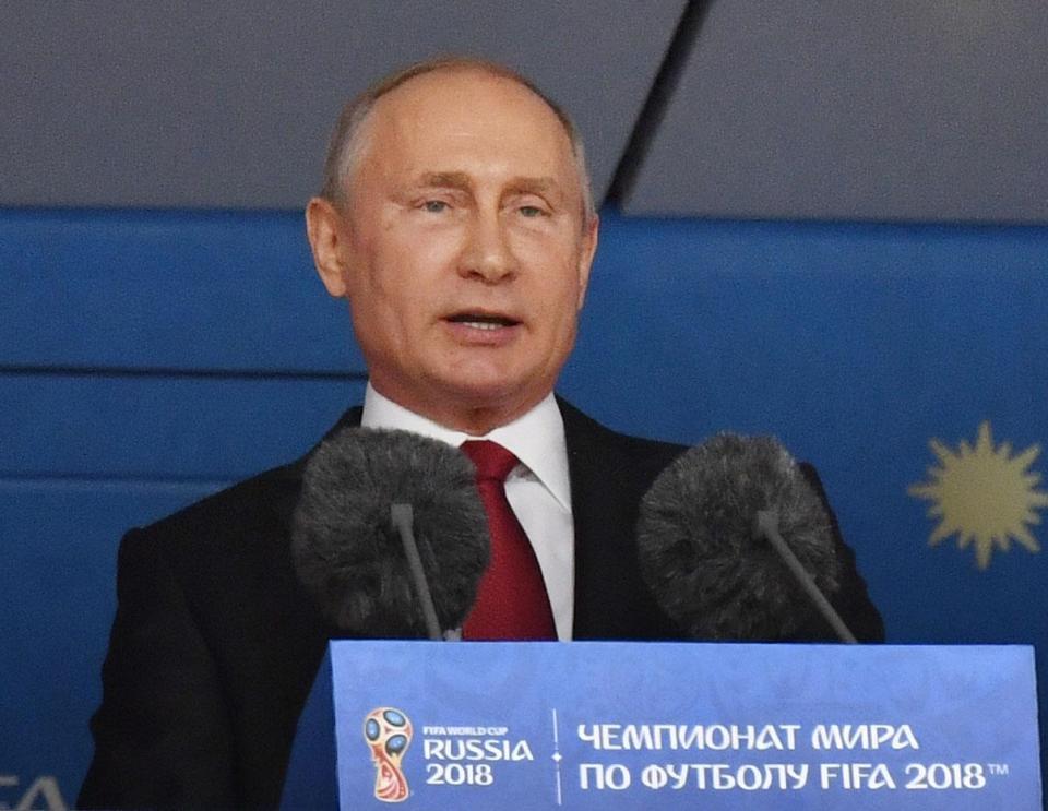 　サッカーＷ杯ロシア大会の開会式典で発言するプーチン大統領＝14日、モスクワ（共同）