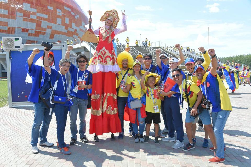 　試合前に盛り上がる日本、コロンビアサポーター（撮影・堀内翔）