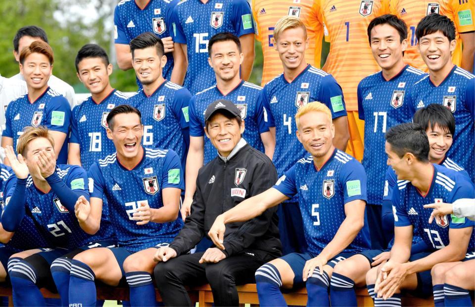 チームの記念撮影の合間に笑顔の西野監督（前列中央）とイレブン（共同）