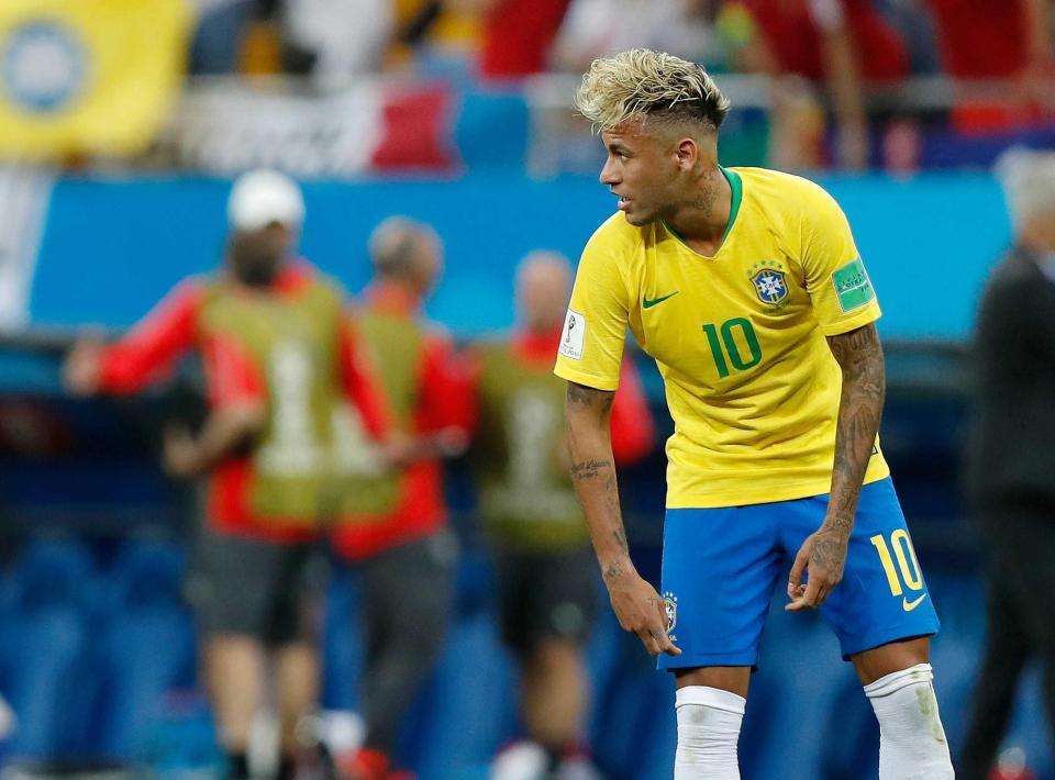 　１７日、スイスと引き分けに終わり、肩を落とすブラジルのネイマール（共同）