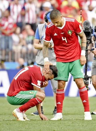　ポルトガルに敗れて１次リーグ敗退が決まり、しゃがみ込むモロッコのディラル（左）＝モスクワ（共同）