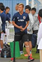 　練習場に現れた本田。左足にはテーピングが…（撮影・堀内翔）