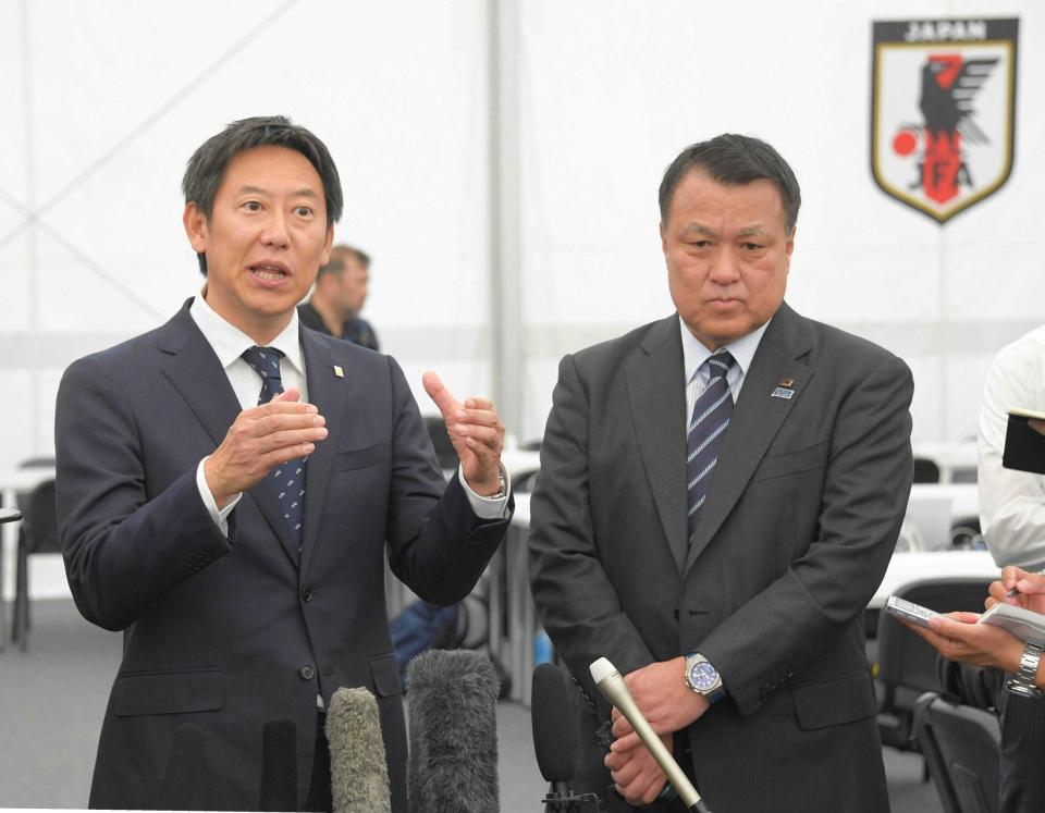 　日本代表合宿を表敬訪問したスポーツ庁の鈴木大地長官。右は日本サッカー協会の田嶋幸三会長
