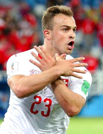 　後半、決勝ゴールを決めて喜ぶスイスのシャキリ（ゲッティ＝共同）