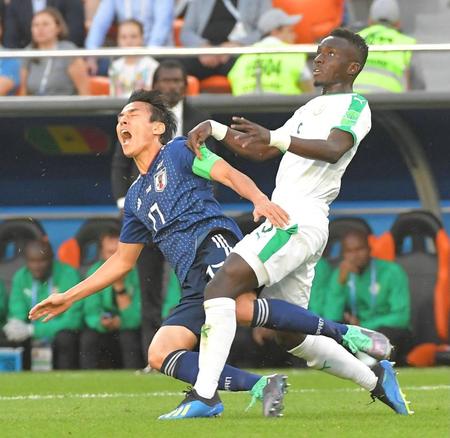 前半、競り負ける長谷部（左）＝撮影・堀内翔