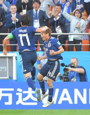 　前半、同点ゴールを決め喜ぶ乾。左は長谷部（撮影・堀内翔）