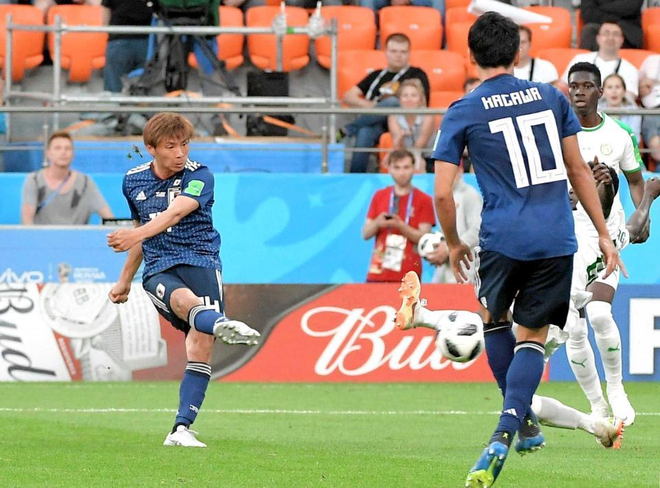 　前半、同点ゴールを決める乾＝２５日