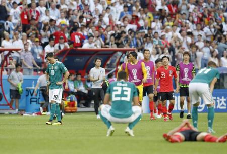 　韓国に敗れて１次リーグ敗退が決まり、肩を落とすドイツのエジル（左端）ら＝カザン（共同）