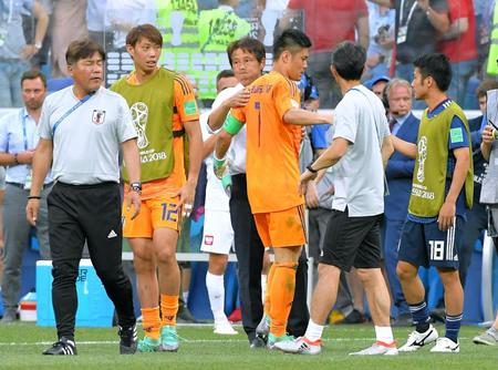 試合後、ＧＫ川島（中央右）と喜ぶあう西野監督（同左）＝撮影・堀内翔