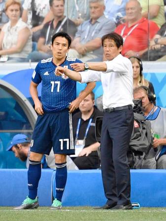 　後半、長谷部（左）に指示を出す西野監督＝共同