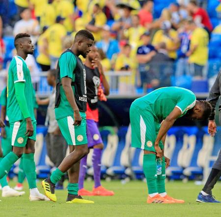 　１次リーグ敗退が決まり、うなだれるセネガルの選手