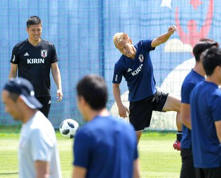 　練習前にボール回しをする本田。左はＧＫ川島