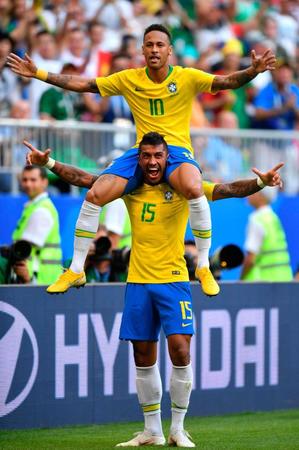 後半、先制ゴールを決め、パウリーニョ（下）に肩車をされ喜ぶブラジルのネイマール（ゲッティ＝共同）