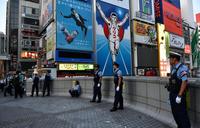 橋の一部を閉鎖する大阪府警＝道頓堀（撮影・持木克友）