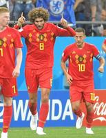 後半、同点ゴールを決めたフェライニ。右はＥ・アザール＝ロシア・ロストフナドヌー（撮影・堀内翔）