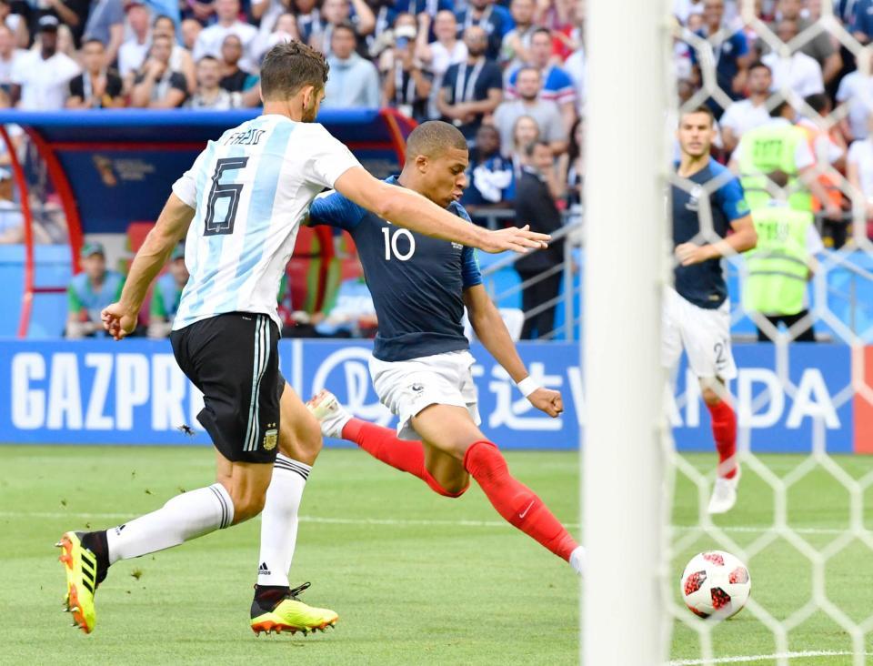 　後半、３点目のゴールを決めるフランスのエムバペ（右）＝共同