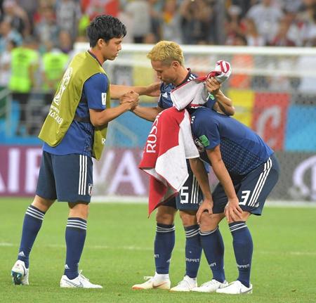 ベルギーに破れ肩を落とす長友。左は遠藤＝ロシア・ロストフナドヌー（撮影・堀内翔）