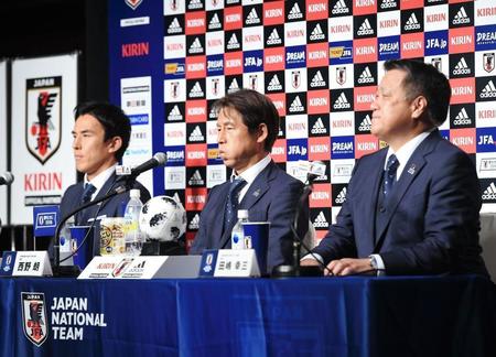 記者会見に臨む（右から）日本サッカー協会の田嶋幸三会長、サッカー日本代表の西野朗監督、長谷部誠＝千葉県内のホテル
