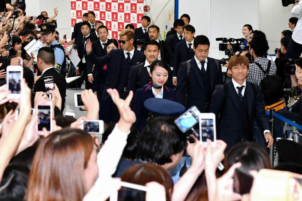 帰国した（右から）乾貴士、昌子源、岡崎慎司、本田圭佑＝成田空港（撮影・西岡正）