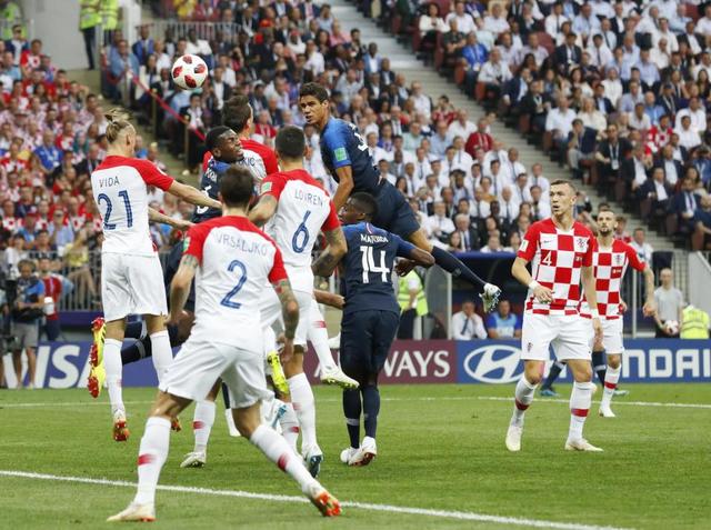 フランスがクロアチアのオウンゴールで先制　前半１８分