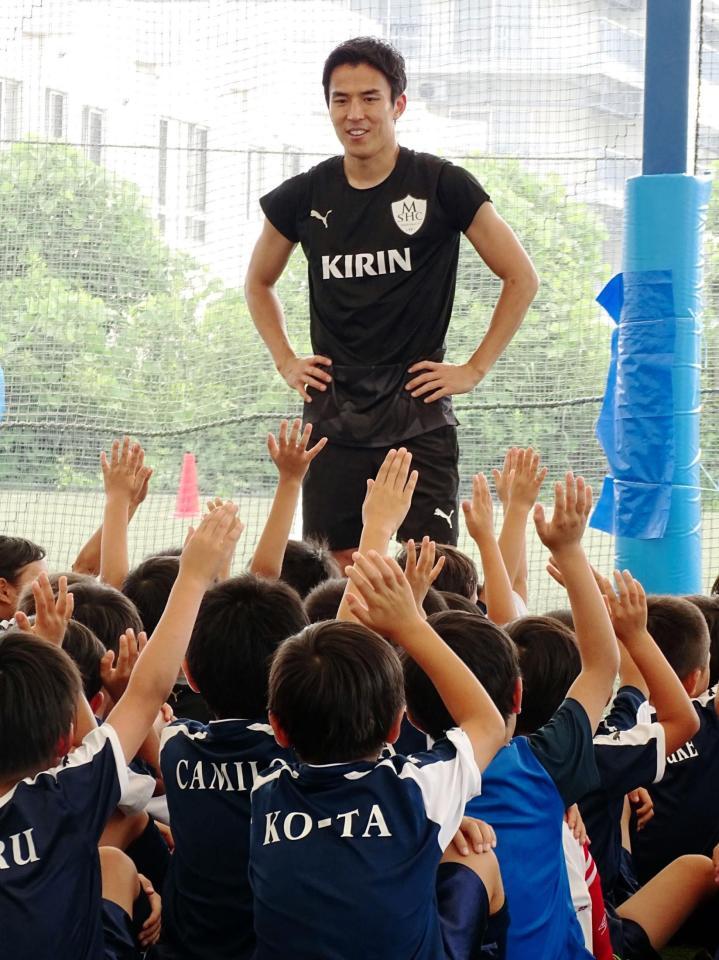 サッカー教室を開催し小学生を指導する長谷部＝１６日、静岡県内