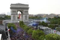 　パリのシャンゼリゼ通りを凱旋パレードするフランス代表