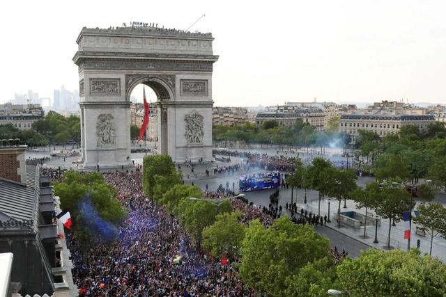 Ｗ杯優勝フランスがシャンゼリゼ凱旋パレード！数十万人のファンが大歓声