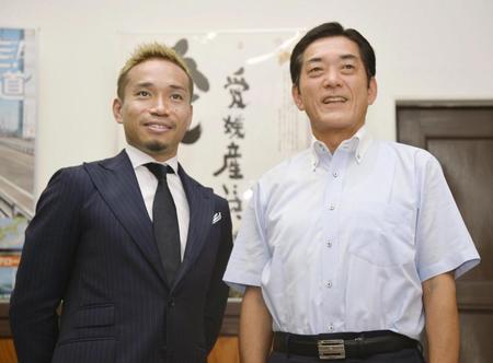 　愛媛県庁で中村時広知事（右）を表敬訪問する長友