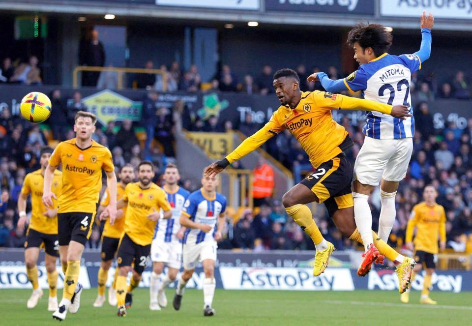 前半、ゴールを決める三笘（右端）（ロイター＝共同）