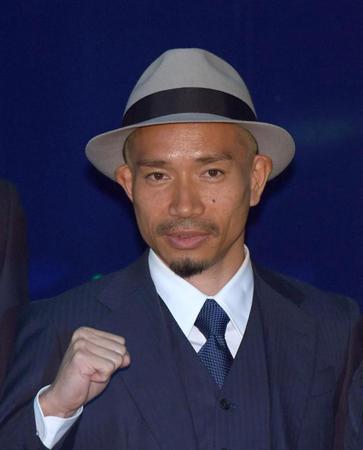 ハットできめて出発する長友佑都＝成田空港（撮影・金田祐二）