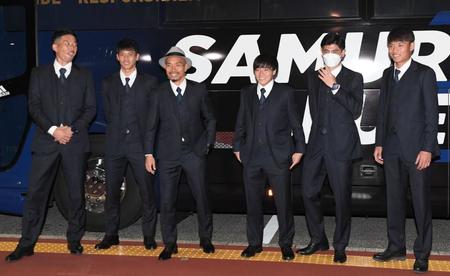 笑顔で出発する（左から）権田、山根、長友、相馬、谷口、町野（撮影・金田祐二）