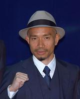 ハットできめて出発する長友佑都＝成田空港（撮影・金田祐二）