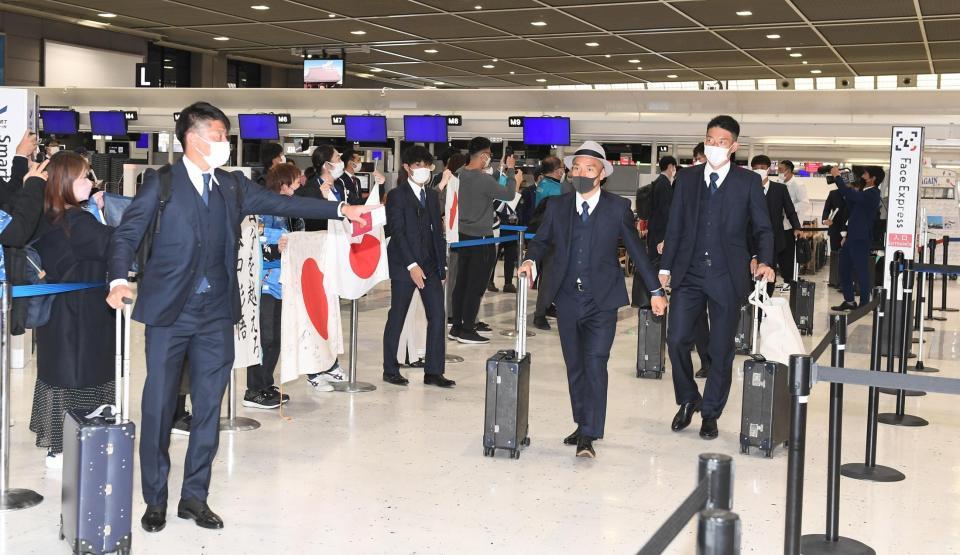 サポーターに見送られる日本代表＝成田空港（撮影・金田祐二）