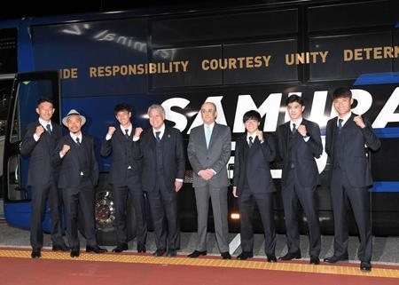 笑顔で出発する（左から）権田、長友、山根、田嶋会長、エマーディ大使、相馬、谷口、町野
