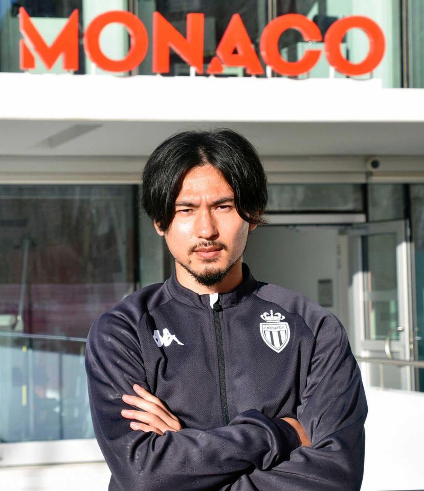 　インタビュー後にポーズをとる南野拓実（共同）