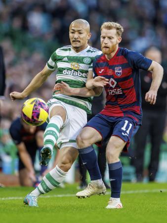 　ロス・カウンティー戦の前半、競り合うセルティックの前田（左）＝グラスゴー（共同）