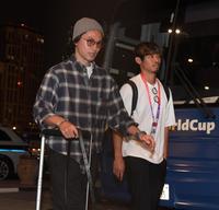 　ドーハ入りした南野拓実（左）と守田英正（撮影・金田祐二）