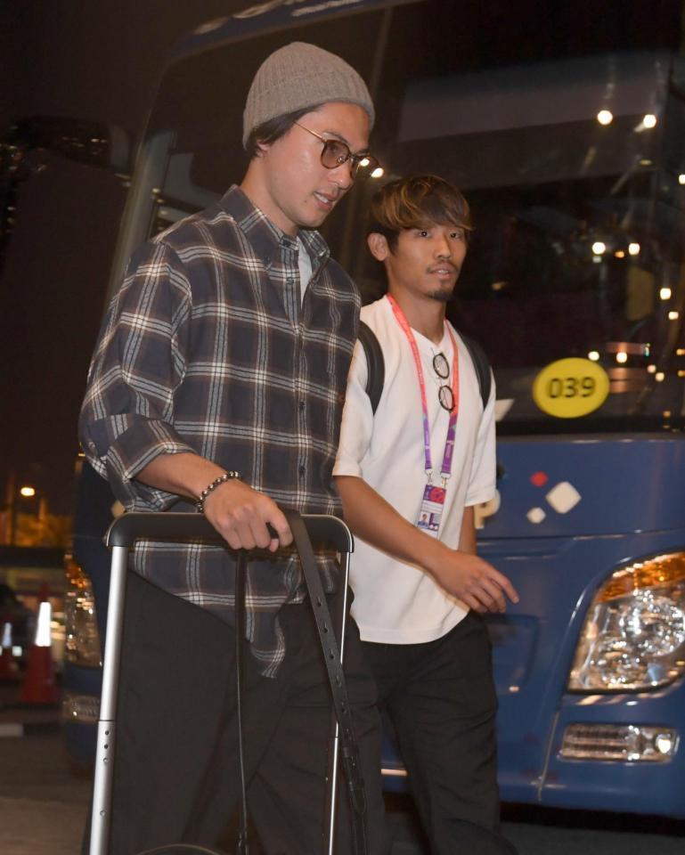 　ドーハ入りした南野拓実（左）と守田英正（撮影・金田祐二）