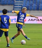 　調整する浅野拓磨（撮影・金田祐二）