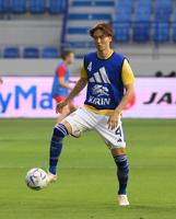 　調整する板倉滉（撮影・金田祐二）