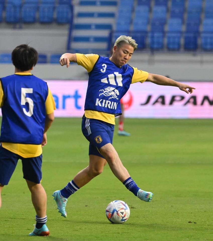 　調整する浅野拓磨（撮影・金田祐二）