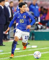 　背番号１０を背負いプレーする南野