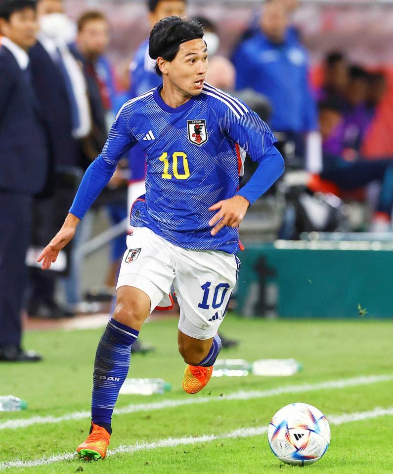 　背番号１０を背負いプレーする南野