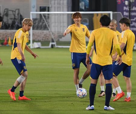 　イレブンと笑顔の板倉滉（撮影・金田祐二）