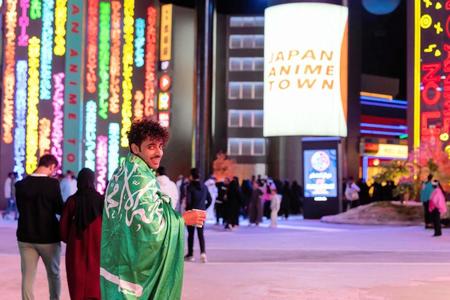 　Ｗ杯の初戦勝利で喜びながらジャパンアニメタウンを楽しむサウジ国民（ジャパンアニメタウン実行委員会広報事務局提供）