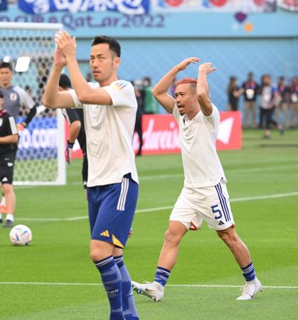 　スタンドをあおる長友佑都と吉田麻也（撮影・金田祐二）