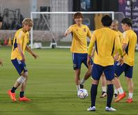 　イレブンと笑顔の板倉滉（撮影・金田祐二）