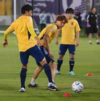 　調整する板倉滉（中央）＝撮影・金田祐二