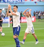 　スタンドをあおる長友佑都と吉田麻也（撮影・金田祐二）