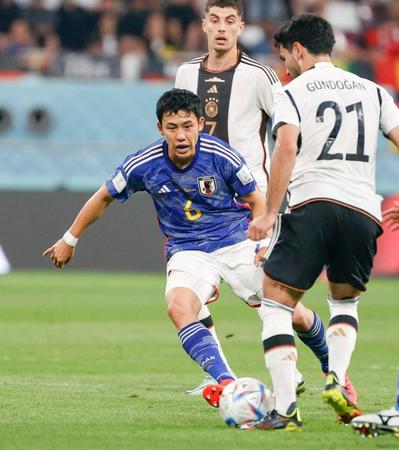 　後半、競り合う遠藤（左）＝共同